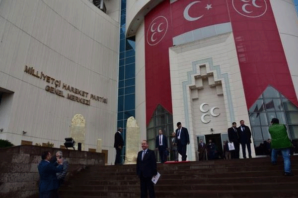 MHP'de çift başlı kurultay atakları