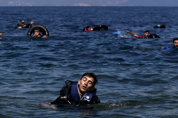 Libya açıklarında 700'e yakın göçmen boğuldu