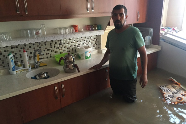 Adana’da ev ve iş yerlerini su bastı