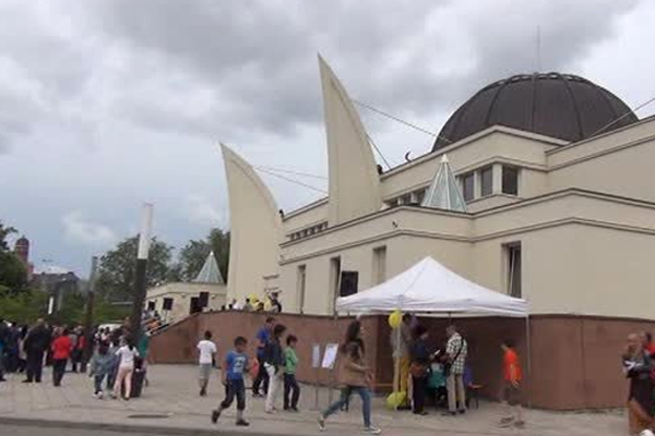 Fransa'da camiler kapılarını halka açtı