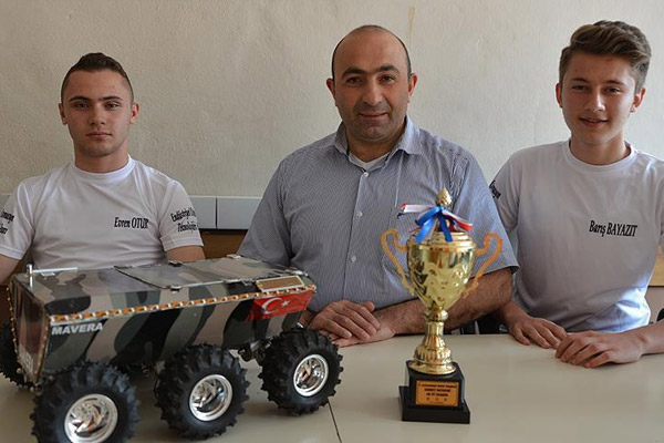 Öğrenciler mayın arama aracı geliştirdi