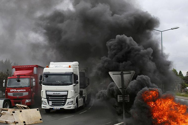 Fransa yeni grevle karşı karşıya