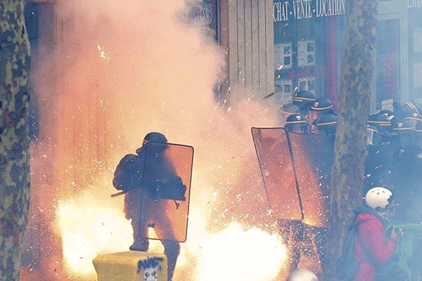 Grev, Paris'te turizmi vurdu