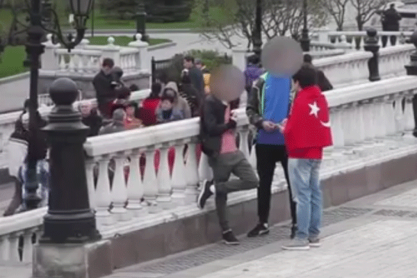 Rus genci Türk bayrağıyla gezdi