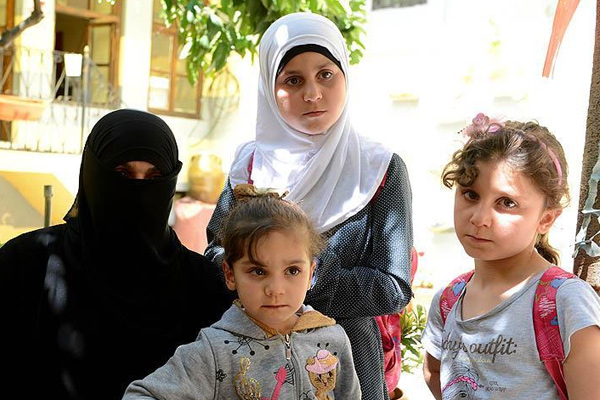 Çocukları için karlı dağları yürüyerek aştı