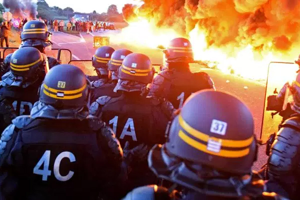 Fransa'da grev dalgası büyüyor