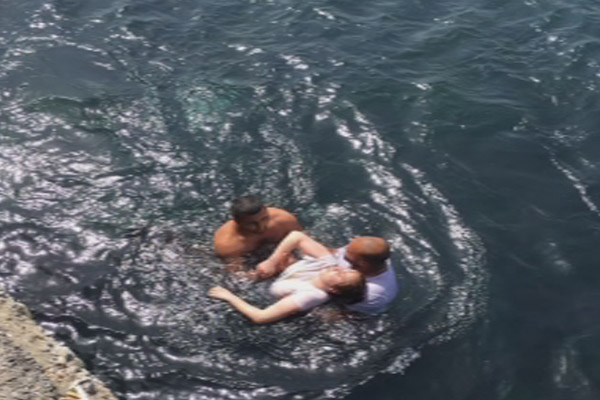 Denize düşen genç kız son anda kurtarıldı