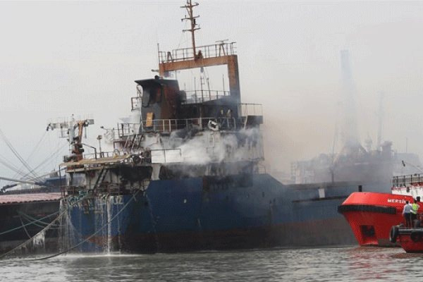 Hacizli kuru yük gemisi Mersin'de yandı!