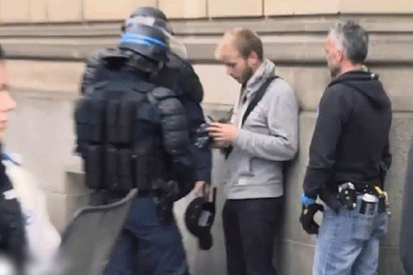 Fransız polisinden gazetecilere fotoğraf sorgusu