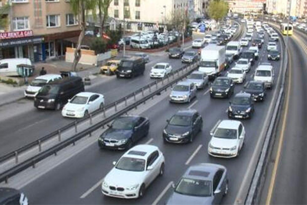 D-100 kara yolunda araç yoğunluğu arttı