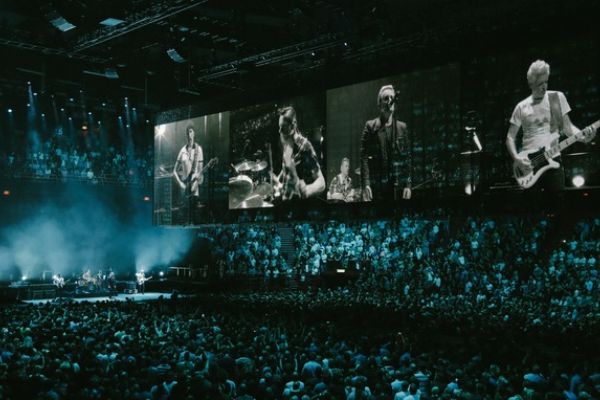Efsane Rock Grubu U2, canlı performansıyla TRT 2'de