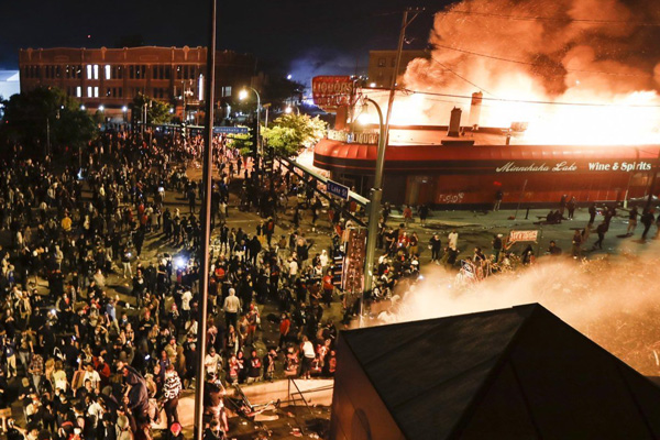 ABD'de göstericilere müdahale eden polislere ateş açıldı