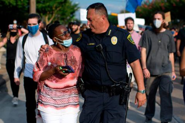 Houston Emniyet Müdürü'nden Trump'a: Çeneni kapa!