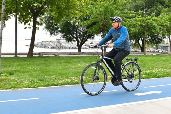 İstanbul Valisi Yerlikaya, iş yerine bisikletle geldi