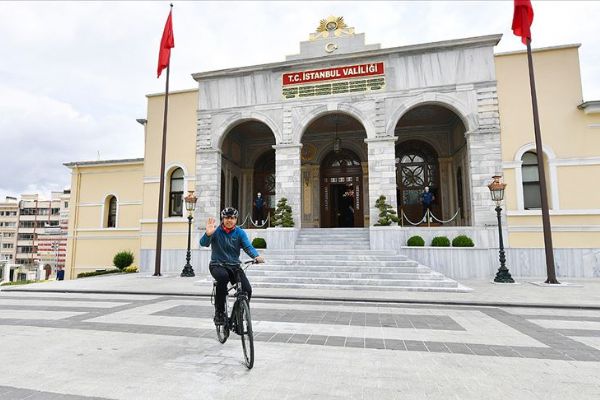 İstanbul Valisi Ali Yerlikaya, Dünya Bisiklet Günü'nde, işe bisikletle geldi