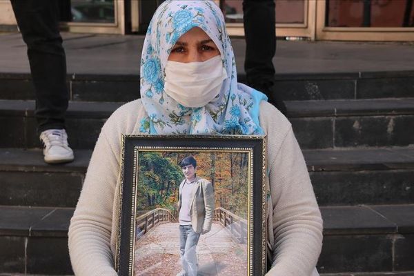 Diyarbakır annelerinden Zümrüt Salim: Oğlum o yol senin yolun değil, devlete teslim ol