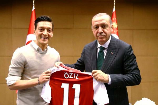 Adidas Mesut Özil ile olan işbirliğini neden sonlandırdı?