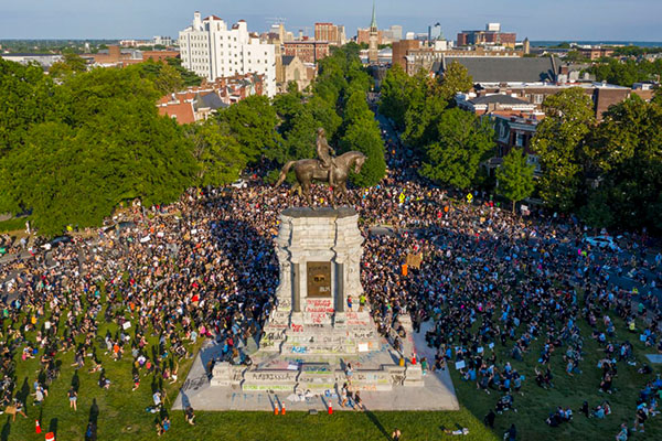 Köleliği savunan ayrılıkçı komutanın heykeli kaldırılıyor