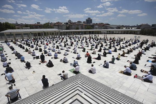 Camilerde salgın sürecindeki ikinci cuma namazı kılındı