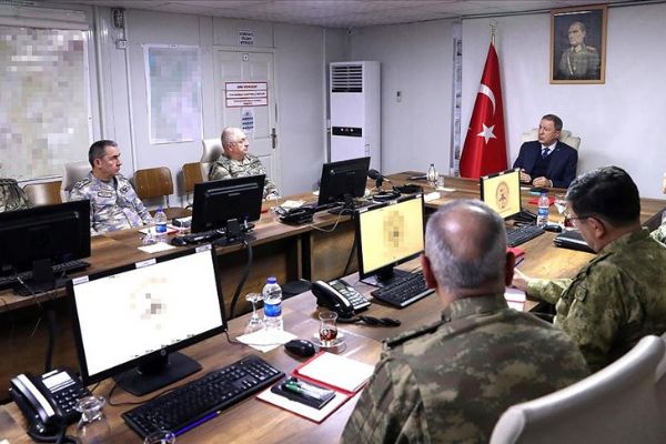 Bakan Akar ve TSK'nın komuta kademesi sınır birliklerini ziyaret etti