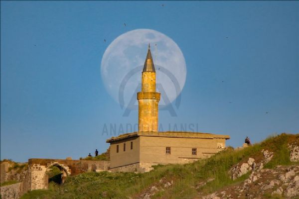 Zirvedeki tarihi cami ile dolunay