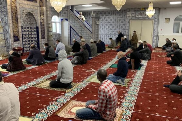 Fransa'da Kovid-19 salgını sonrası ilk cuma namazı kılındı