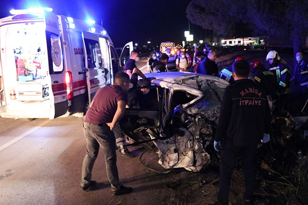 Manisa'da otobüs ile otomobil çarpıştı: 2 ölü, 2 yaralı
