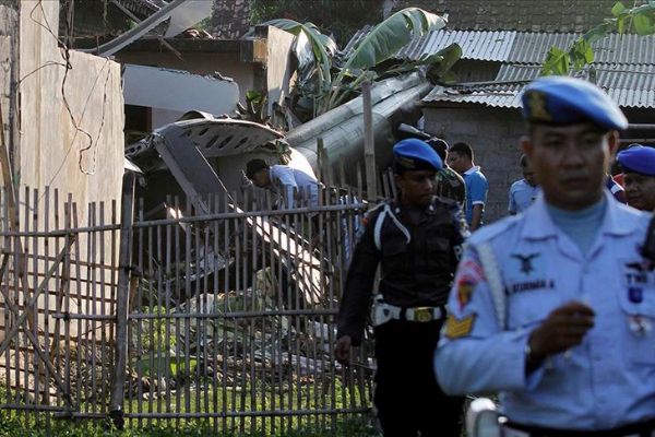 Endonezya'da askeri helikopter düştü: 4 ölü, 5 yaralı