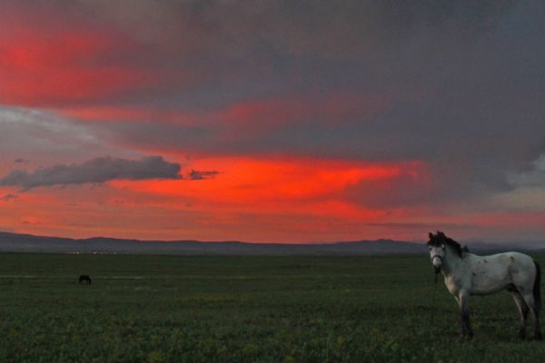 Kızıla bürünen bulutlar güzel görüntü oluşturdu