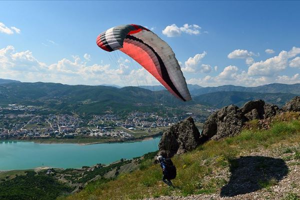 Tunceli semaları paraşütlerle renkleniyor
