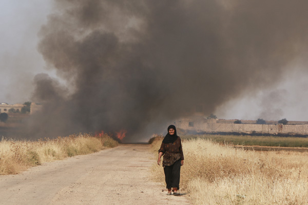 Esed rejimi sivillerin tarlalarını yakıyor