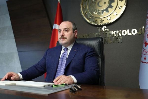 Bakan Varank: Yaklaşık 2 bin yoğun bakım solunum cihazını yurt dışına gönderdik