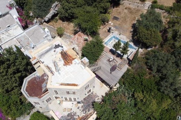 Firari Can Dündar'ın villasının kaçak bölümündeki yıkım devam ediyor