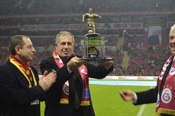 Eski milli futbolcu Talat Özkarslı 82 yaşında hayata gözlerini yumdu
