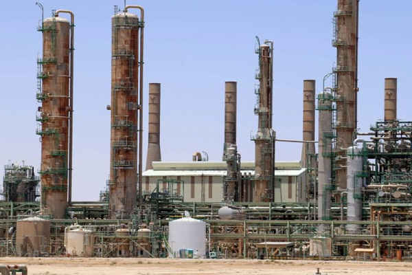 Hafter milisleri petrol sahasını bastı: Üretim durduruldu