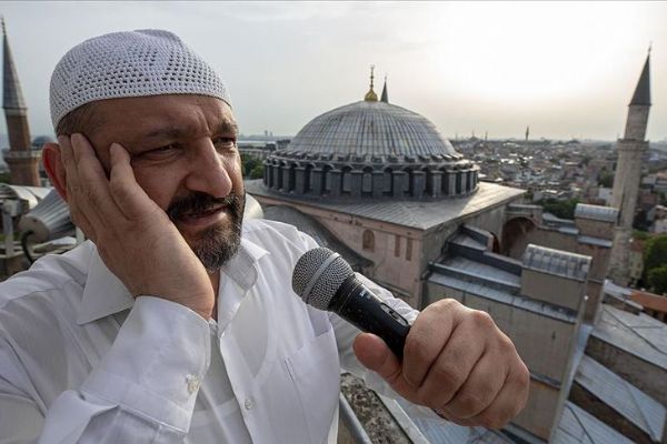 Ayasofya'da her ezan okuduğunda ilk günkü heyecanı yaşıyor