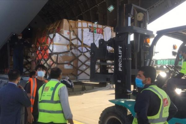 Türkiye'den tıbbi yardım taşıyan uçak başkent Kabil'e indi