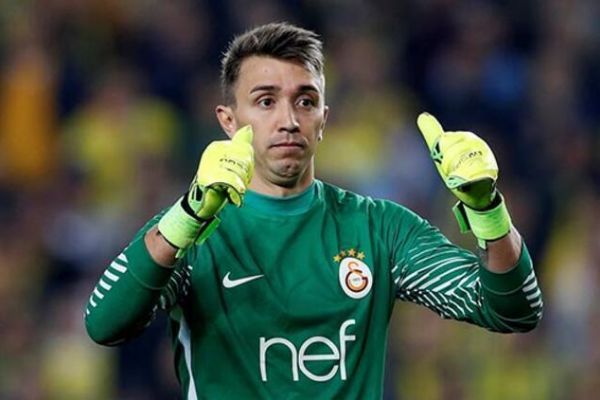 Muslera, oğluna kendi adını koyan taraftara 'Bu inanılmaz' diyerek teşekkür etti.