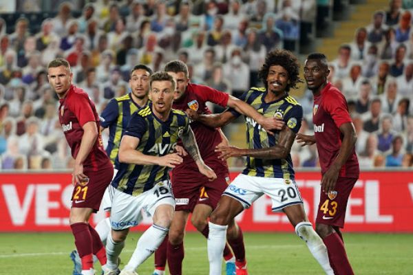 Fenerbahçe lige galibiyetle döndü