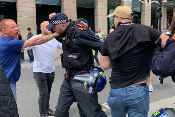 İngiltere'de göstericiler polise saldırdı