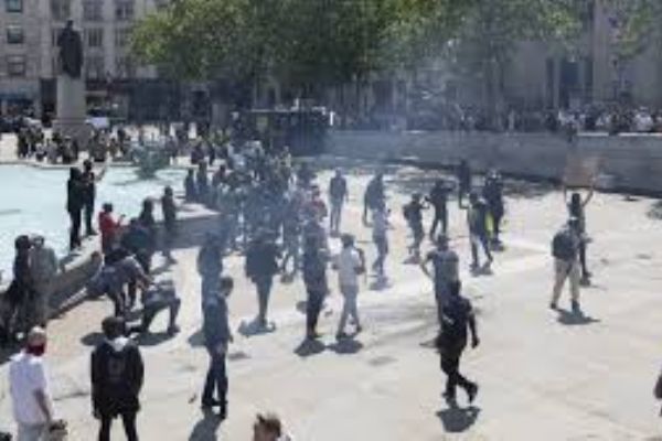 İngiltere’de parlamento binası önünde iki grup arasında gerginlik