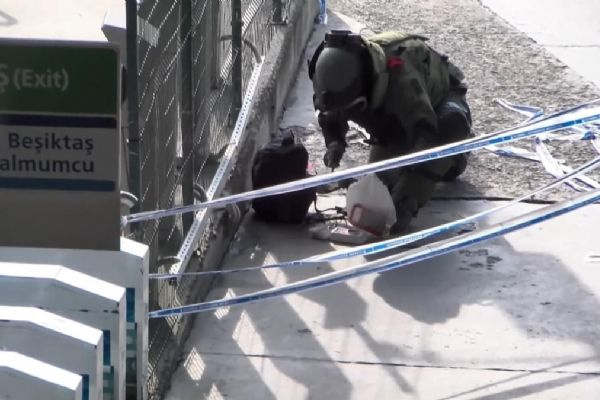 Zincirlikuyu metrobüs durağında şüpheli paket