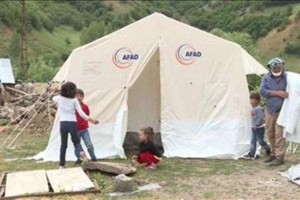 Depremin ardından Elmalı Köyü'nde yaralar sarılmaya başlandı