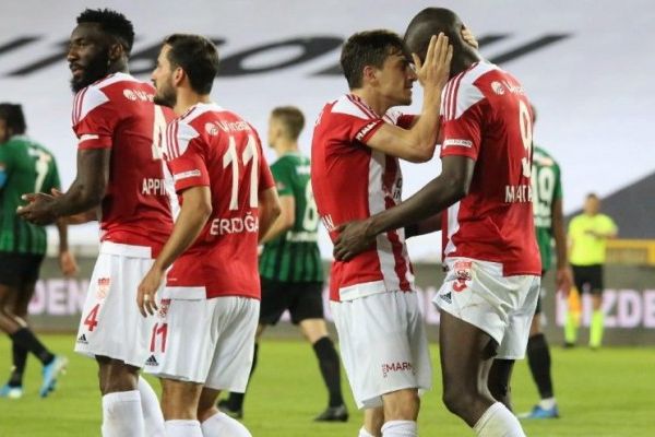 Demir Grup Sivasspor evinde 3 puan aldı
