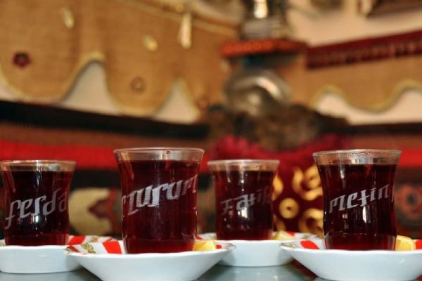 Çay evi işletmecisinden müşteriye özel isimli bardak
