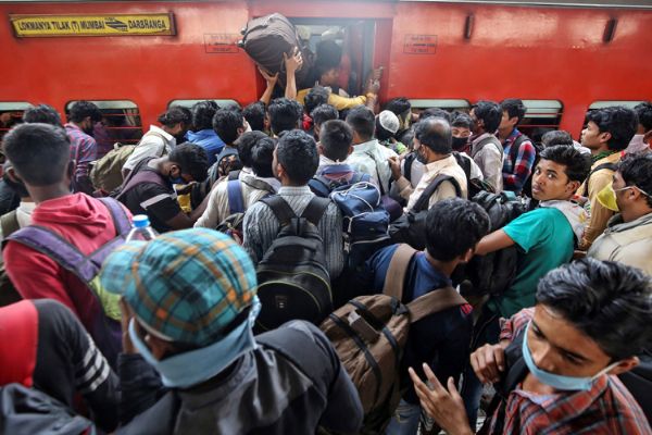 Hindistan’da korkunç rakam: 1 günde 2003 Kovid-19 ölümü