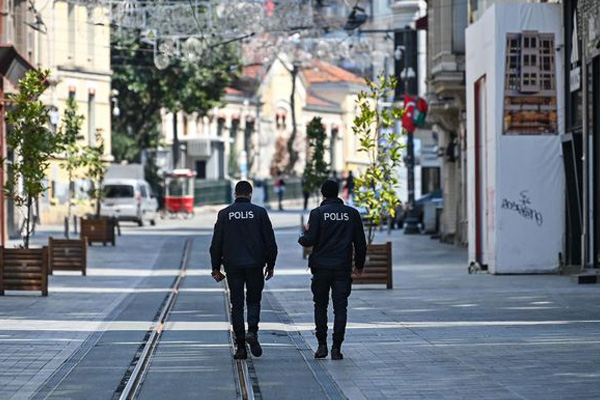 Hafta sonu sokağa çıkma yasağı var mı?