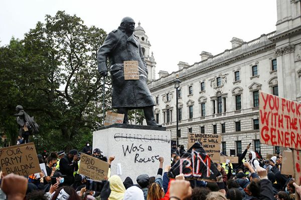 Churchill'in heykelinin koruması kaldırıldı