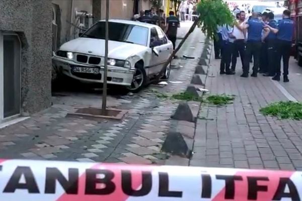 Kontrolden çıkan otomobil, doğalgaz borusuna çarptı