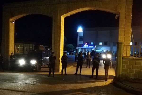 Silopi'de işçileri taşıyan pikabın geçişi sırasında patlama 4 işçi öldü